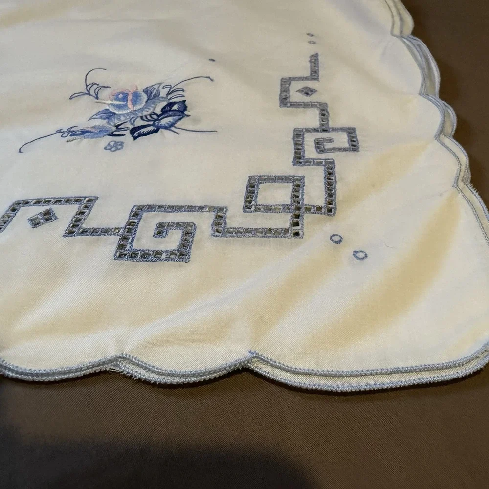 Lit Of‎ 8 tea cloth matching napkins Embroid reminiscent Jacobean floral designs